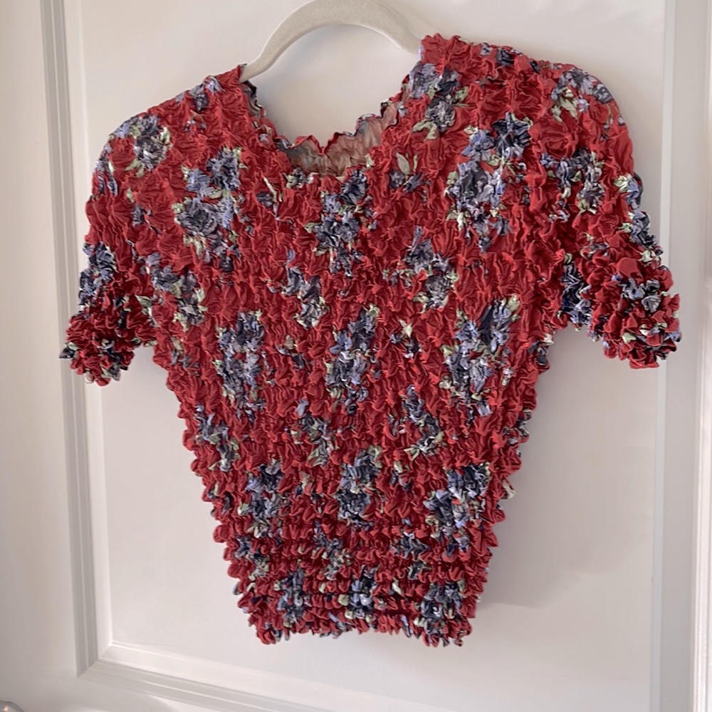 Super stretchy, red and blue flowers. Top comes to waste. size medium